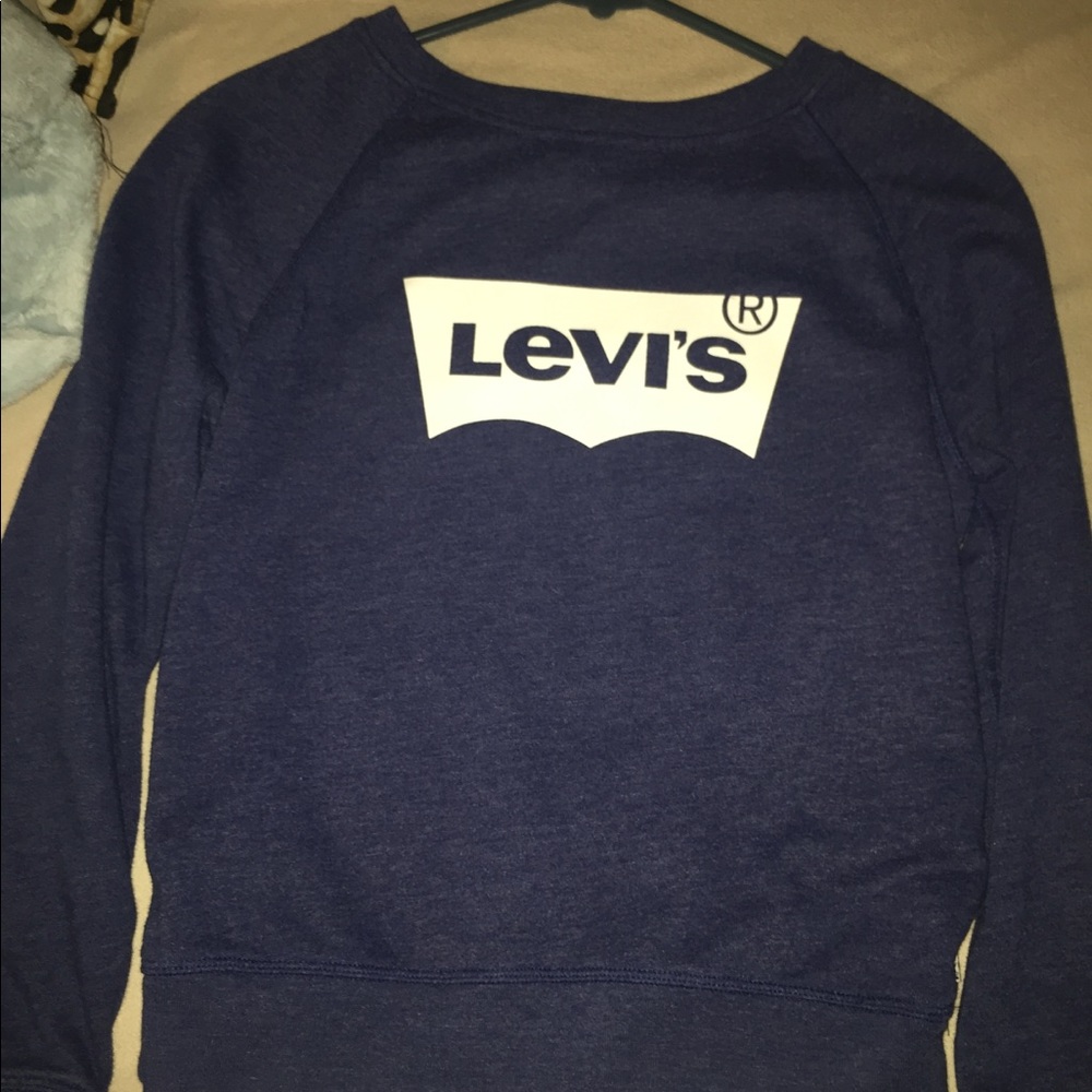 Levi’s crewneck!